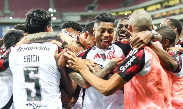 Flamengo goleia Sport e assume liderança do Campeonato Brasileiro