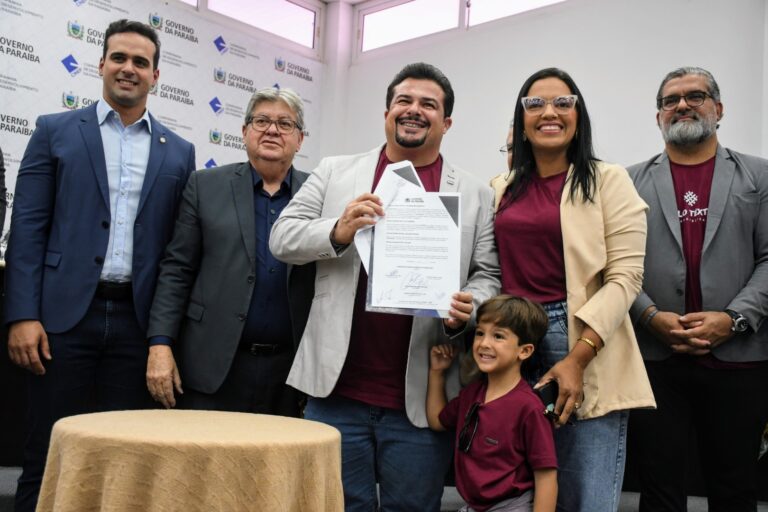 João Azevêdo assina contratos do Polo Têxtil de Mangabeira e anuncia redução de ICMS para o setor em João Pessoa