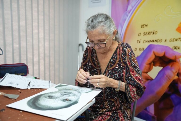 Artesãos mosaicistas participam de qualificação de reprodução fotográfica em mosaico