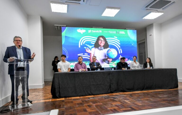 João Azevêdo participa de cerimônia de pré-embarque de estudantes e servidores pelo programa Paraíba sem Fronteiras