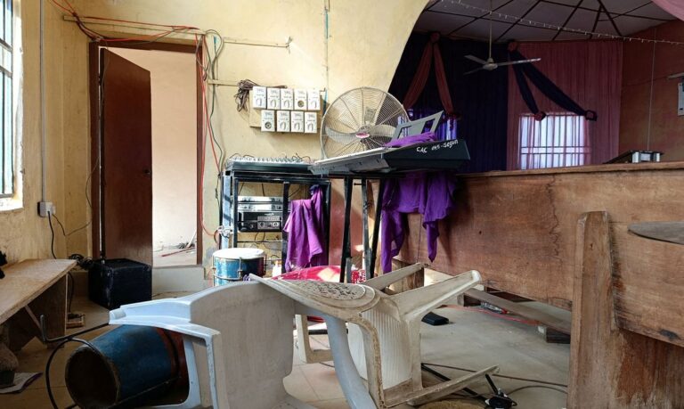 Mais de 300 pessoas são levadas de escola na Nigéria