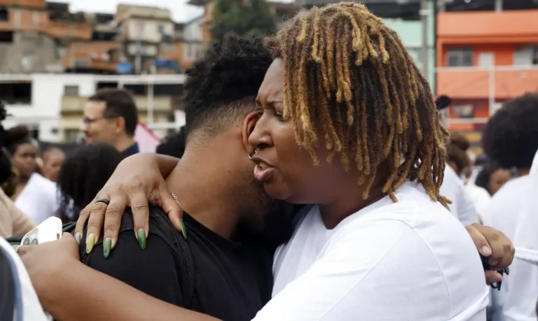 Sob facções e operações, população de favelas vive traumas e adoece