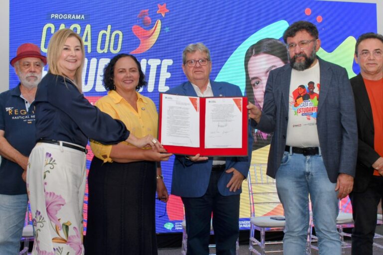 João Azevêdo lança programa com bolsas para universitários na Paraíba