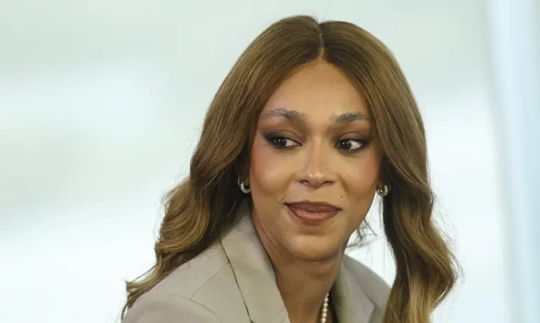 Erika Hilton acusa Nikolas Ferreira de usar celular perto de Bolsonaro