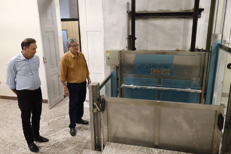 João Azevêdo inspeciona obra do Palácio dos Despachos e destaca importância da ação na revitalização do Centro Histórico da Capital