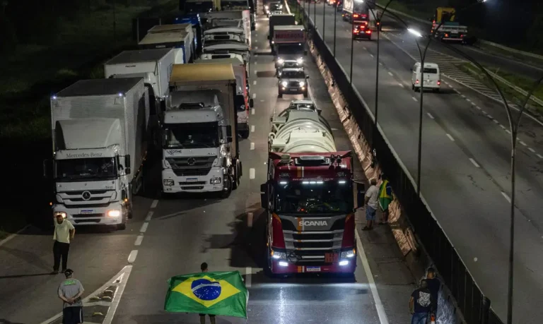 MPF processa caminhoneiros que bloquearam Via Dutra em 2022