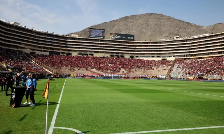 Ônibus atrasa e final da Libertadores começará às 18h30 (de Brasília)