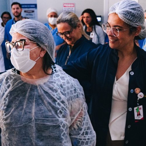 Após 140 dias de luta pela vida, paciente deixa Hospital Metropolitano sob aplausos e volta para casa com assistência domiciliar pelo SUS