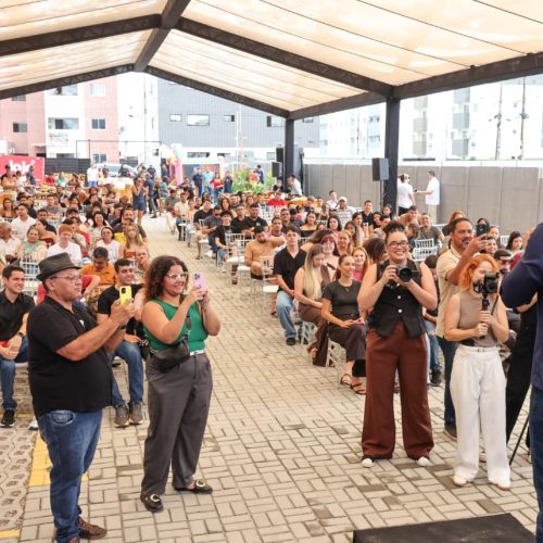 Governador Lucas Ribeiro participa da entrega de residencial para atender 192 famílias com a casa própria