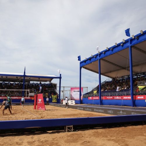Sul-americano de Vôlei de Praia: atletas participam de coletiva e sessão de autógrafos
