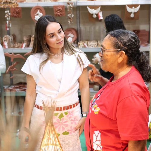 Primeira-dama Camila Mariz acompanha artesãos paraibanos na Fenearte, em Pernambuco