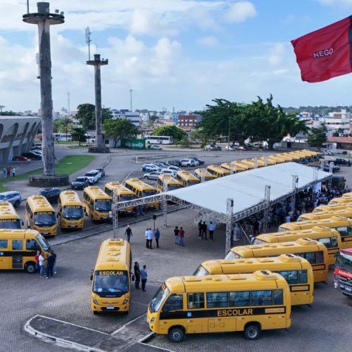 Governador Lucas Ribeiro entrega novos ônibus escolares com investimento de R$ 22 milhões