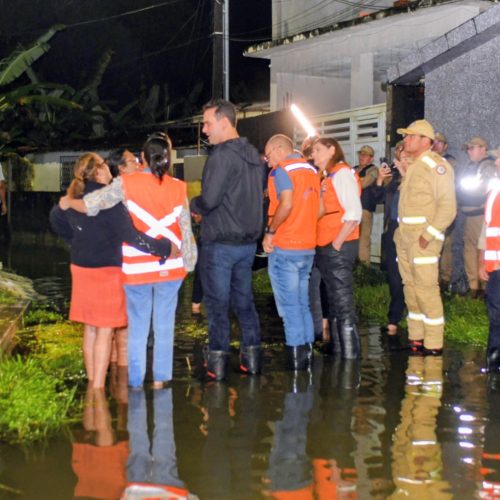 Governador Lucas Ribeiro visita comunidades de João Pessoa afetadas pelas chuvas e determina providências